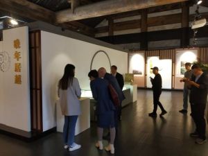 Осмотр экспозиции в доме-музее Ван Ян-мина, г. Шаосин (绍兴)